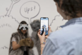 18 | Ausstellung ICH, DAS TIER | Mitmach Station | © GRIMMWELT Kassel, Foto Nicolas Wefers Verkleidete Personen in der Mitmach-Station werden fotografiert