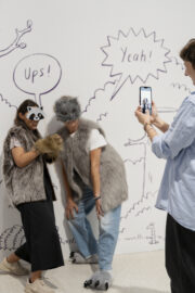 19 | Ausstellung ICH, DAS TIER | Werde zum Tier | © GRIMMWELT Kassel, Foto Nicolas Wefers Selfie-Station zum Verkleiden und Fotografieren