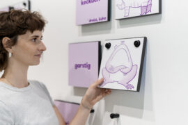 21 | Ausstellung ICH, DAS TIER | Quiz | © GRIMMWELT Kassel, Foto Nicolas Wefers Frau spielt das Märchenquiz