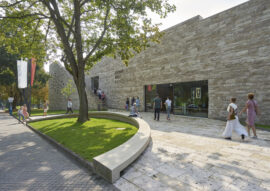 01/01a. GRIMMWELT Kassel Aussenansicht der Grimmwelt in Kassel