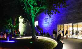 02. GRIMMWELT Kassel Der Eingang der Grimmwelt bei Nacht mit Beleuchtung