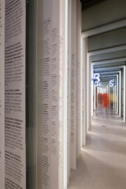 05. Welt der Wörter | Blick in die Dauerpräsentation und ihre bücherförmige Architektur. | © GRIMMWELT Kassel | Foto: Nikolaus Frank Blick in die Dauerpräsentation und ihre bücherförmige Architektur.