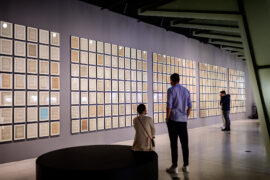 06. Random Reading | Das Deutsche Wörterbuch | Von documenta-Künstler Ecke Bonk | © GRIMMWELT Kassel | Foto: Sascha Mannel Besucher betrachten das Werk Random Reading.