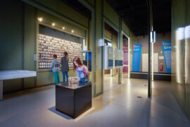 08. Tintenfass | © GRIMMWELT Kassel | Foto: Nikolaus Frank Tintenfass: Anschaulich erklärt: Der Verbrauch von Tinte der Brüder Grimm für ihr Lebenswerk.