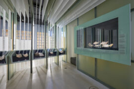 09 Schatzkammer der Kinder- und Hausmärchen | © GRIMMWELT Kassel | Foto: Nikolaus Frank Schatzkammer der Kinder- und Hausmärchen: UNESCO-Weltdokumentenerbe und Schatzkammer der Präsentation: Die originalen Ausgaben der Grimm‘schen Märchen mit handschriftlichen Notizen von Jacob und Wilhelm Grimm.