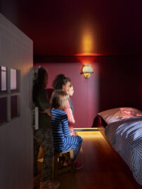 11. Rotkäppchen | © GRIMMWELT Kassel | Foto: Nikolaus Frank In Großmutters Hütte wartet der Wolf auf das Rotkäppchen – und andere mutige Besucher.