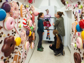 16 Hexenhaus | © GRIMMWELT Kassel | Foto: Nikolaus Frank Kinder spielen im Hexenhaus in der Grimmwelt.