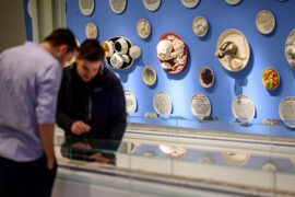 18 QUITTE | Kunstwerk »Banquet Table Tales« von Antoni Miralda | © GRIMMWELT Kassel | Foto: Sascha Mannel Acht Märchen, in denen Essen eine wichtige Rolle spielt, hat Antoni Miralda in seinem Kunstwerk »Banquet Table Tales« verarbeitet.