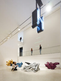 19. HOLZWURZEL | Ai Weiwei Studio | © GRIMMWELT Kassel | Foto: Nikolaus Frank HOLZWURZEL Der chinesische Künstler Ai Weiwei schuf dieses Kunstwerk für die GRIMMWELT. Jacob und Wilhelm Grimm bezeichneten ihre Forschung gern als „Wurzelforschungen“.