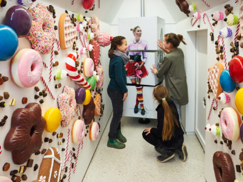 16 Hexenhaus | © GRIMMWELT Kassel | Foto: Nikolaus Frank Kinder spielen im Hexenhaus in der Grimmwelt.