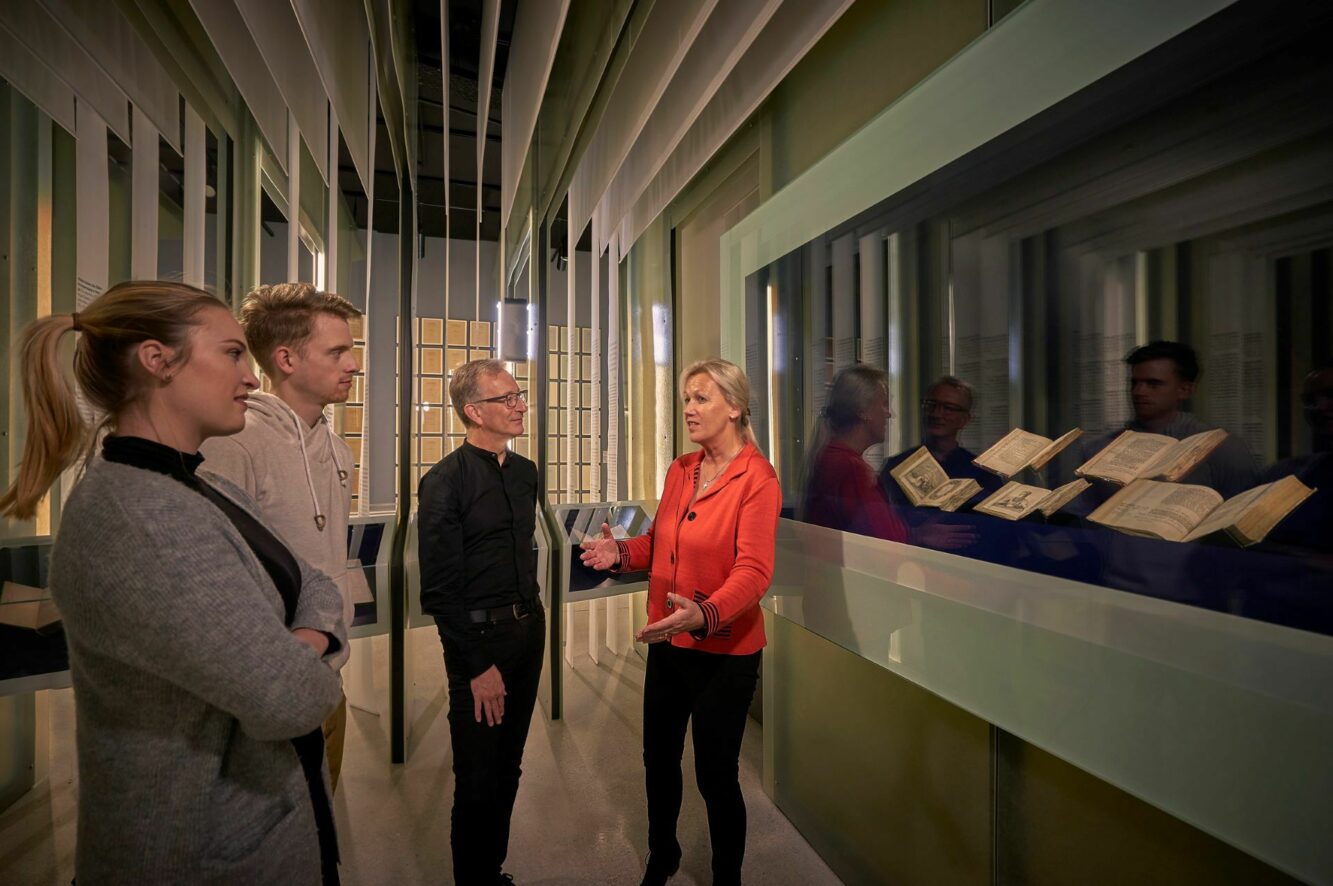 B | BUCH [BOOK] | Guided tour in the GRIMMWELT | Photo: Nikolaus Frank