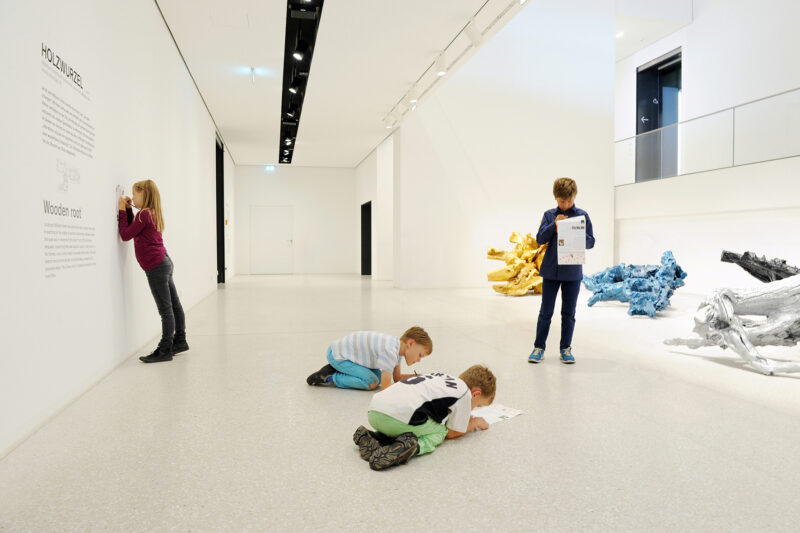 H | HOLZWURZEL | Kinder mit dem Flyer "Weltreise" | Foto: Harry Soremski Kinder entdecken die GRIMMWELT mit dem Flyer "Weltreise".