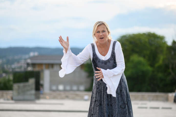 GRIMMWELT Kassel | Märchenerzaehlerin Andrea C. Ortolano auf dem Dach der GRIMMWELT | Foto: Sascha Mannel