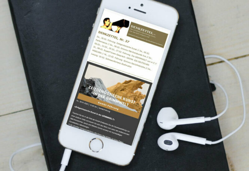 GRIMMWELT Kassel | Newsletter Der digitale Newsletter der Grimmwelt wird in einem Smartphone angezeigt.