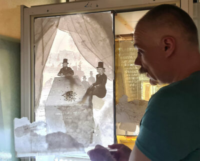 Alexej Tchernyi in der GRIMMWELT | Foto: GRIMMWELT Kassel Alexej Tchernyi im März 2023 in der Grimmwelt vor seinen Dioramen