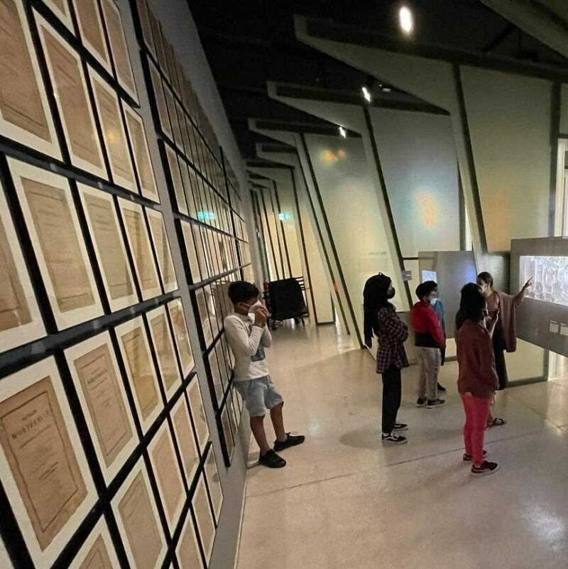F | FROTEUFEL | Smart Museums TV in der GRIMMWELT | Foto: Gabriel Chiarello Kinder bei einer Führung im Ausstellungsbereich FROTEUFEL.