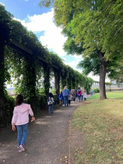 WEINBERGPARK | Grimms Märchenjurte | Um die Häuser ziehen | © CollActiv Kinder laufen auf dem Weinberg entlang.