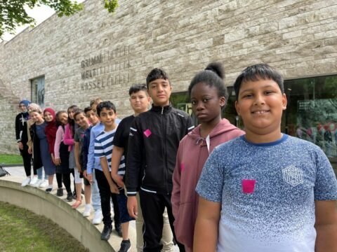 GRIMMWELT | Eingangsbereich | Smart Museums TV in der GRIMMWELT | Foto: Gabriel Chiarello Kinder vor dem Eingang der GRIMMWELT.