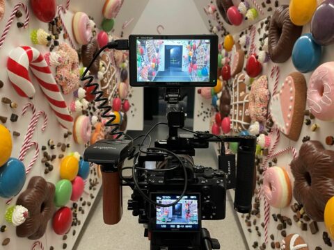 D | DORNENHECKE | Smart Museums TV in der GRIMMWELT | Foto: Gabriel Chiarello Eine Filmkamera im Hexenhaus.