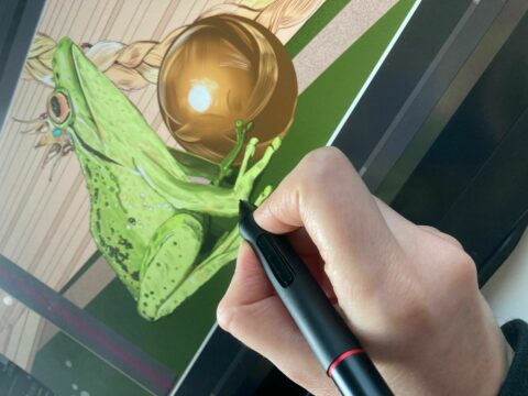 GRIMMWELT zu Gast in der GALERIA | Künstlerin Aliaa Abou Khaddour bei der Arbeit | Illustration: Aliaa Abou Khaddour Die Künstlerin Aliaa Abou Khaddour zeichnet auf dem Tablet den Froschkönig mit der goldenen Kugel.