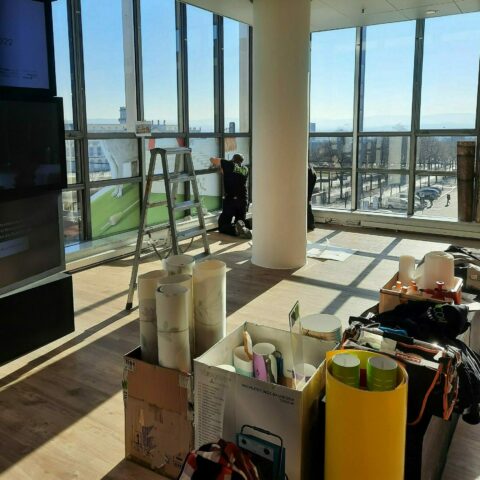 GRIMMWELT zu Gast in der GALERIA | Aufbau der Intervention bei GALERIA Kassel Die Illustration wird an den Fensterscheiben aufgeklebt.