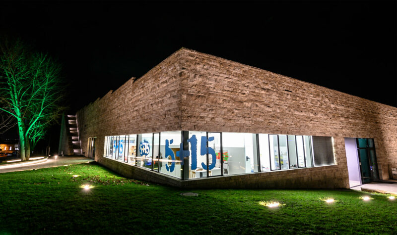 GRIMMWELT | 5-Jahres-Jubiläum | Aussenansicht 2020 | Foto: Sascha Mannel Aussenansicht der beleuchteten GRIMMWELT in der Nacht im Jubiläumsjahr 2020.