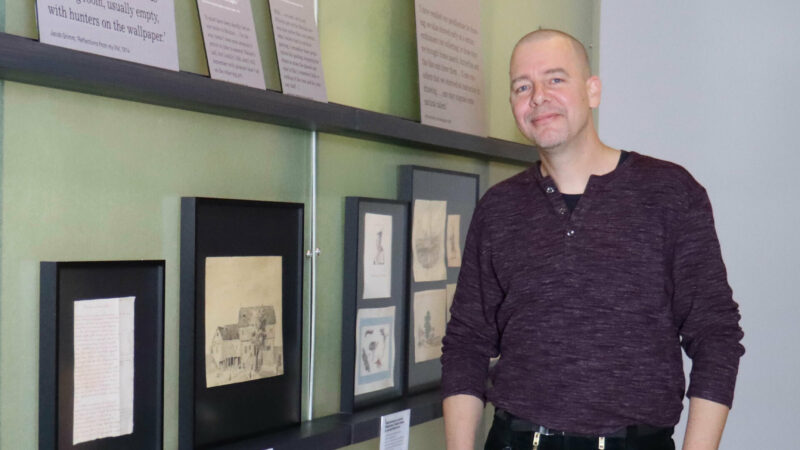 L | LEBENSLÄUFER | Lieblingsstück | Bernd Tappenbeck Bernd Tappenbeck steht in der Dauerausstellung vor der Abbildung des Amtshauses in Steinau, in dem die Familie Grimm zeitweise wohnte.