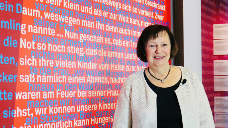 V | VOLKSMÄRCHEN | Lieblingsstück | Irmhild Hartinger Irmhild Hartinger in der Ausstellung.