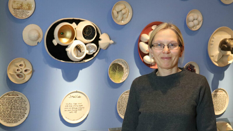 Q | QUITTE | Lieblingsstück | Dr. Sylvia Schmelzer Dr. Sylvia Schmelzer steht im Ausstellungsbereich QUITTE.