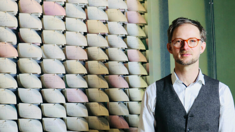 Z | ZETTEL | Lieblingsstück | Tom Tiggemann Tom Tiggemann ist fasziniert von der Zettelwirtschaft der Brüder Grimm, der Arbeit mit Belegzetteln, von denen die Grimms in ihrem Leben hunderttausende beschrieben.