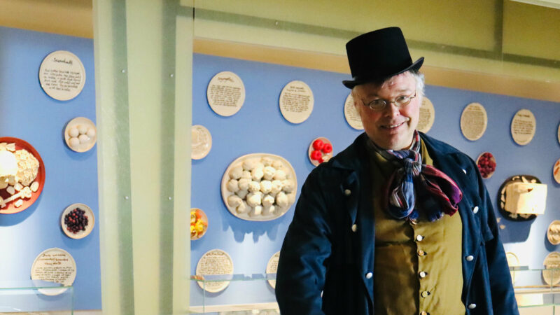 Q | QUITTE | Lieblingsstück | Dr. Wolfgang Schmelzer Dr. Wolfgang Schmelzer in der Ausstellung vor dem Bereich QUITTE.