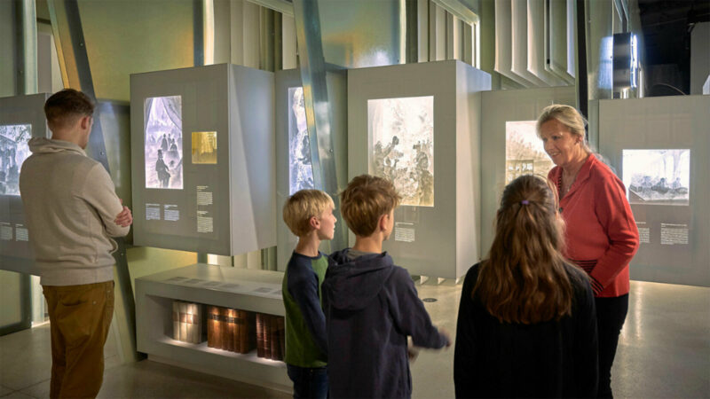 Führung | Die GRIMMWELT von A-Z Ein Gruppe von Menschen wird durch die Ausstellung geführt.