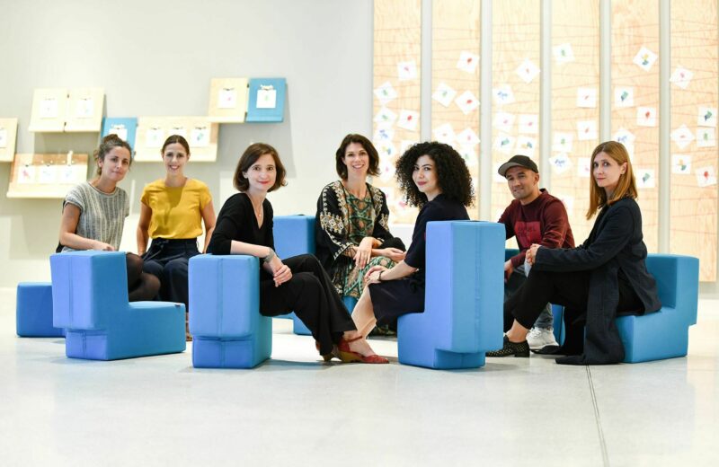 UNBOXING | Projektbeteilige | Foto: Harry Soremski Projektbeteiligte sitzen in der Ausstellung UNBOXING.