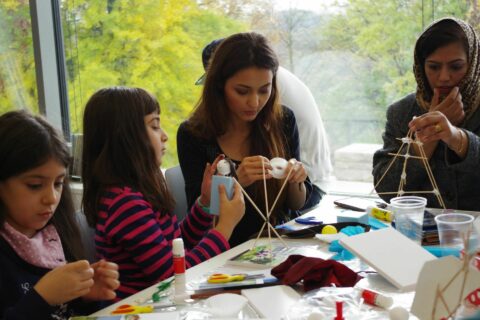 Workshop | Meine Familie - Eine märchenhafte Bildgeschichte | Teilnehmerinnen Kinder beim Basteln.