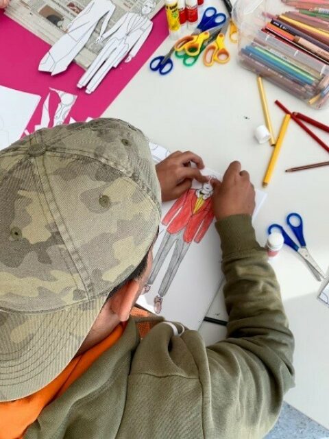 Workshop | Meine Familie - Eine märchenhafte Bildgeschichte Ein Junge beim Basteln.