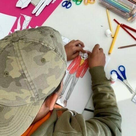 Workshop | Meine Familie - Eine märchenhafte Bildgeschichte Ein Junge beim Basteln.