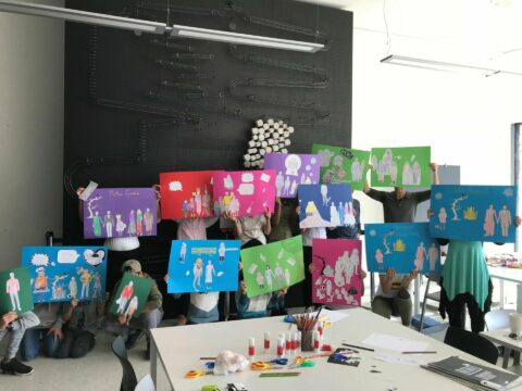 Workshop | Meine Familie - Eine märchenhafte Bildgeschichte | Ergebnisse Teilnehmerinnen präsentieren ihre Workshop-Ergebnisse.