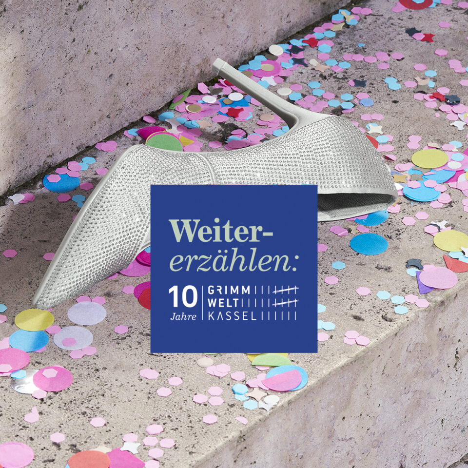 Ein glitzernder Schuh liegt auf der Treppe inmitten vonn Konfetti